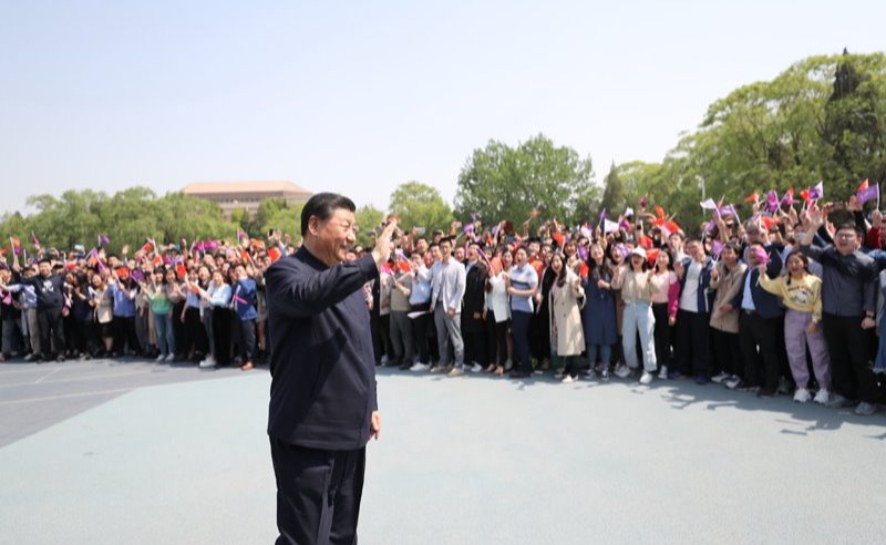 教务长彭刚主持典礼