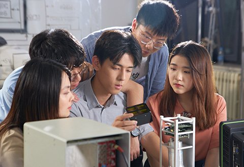 在国内外选聘优秀人才